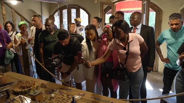 dunyanin-diger-ucundan-kurulus-osman-setine-akin-ettiler-angola-mozambikli-izleyiciler-kurulus-osman-setini-zi-1695375625359.jpg Dünyanın diğer ucundan Kuruluş Osman setine akın ettiler! Angola Mozambik’li izleyiciler Kuruluş Osman setini ziyaret etti-3