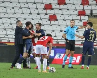 Fenerbahçe-Antalyaspor maçında ortalık karıştı! Yönetici dahi sahada...