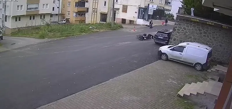 Trabzon'daki motosiklet kazası kamerada! 5 yaşındaki Ceylin kurtarılamadı-3