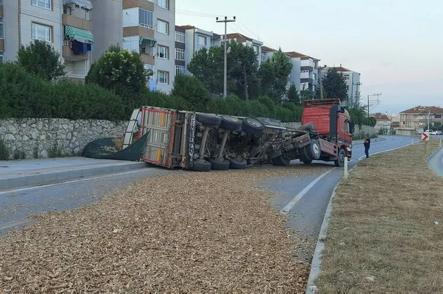 Bursa'da kontrolden çıkan TIR devrildi! Yol trafiğe kapandı