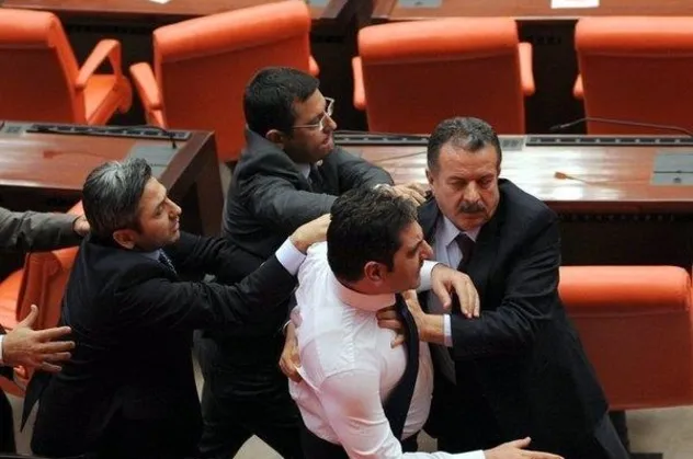 CHP İstanbul Milletvekili Aykut Erdoğdu'nun ipliği pazara çıktı! Çırpındıkça batıyor