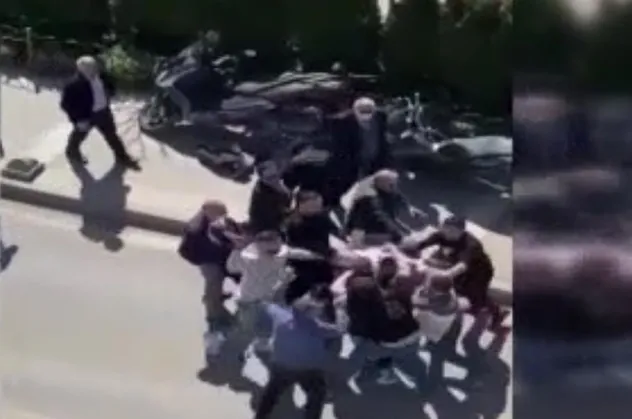 Üsküdar'da tekmeli yumruklu kavga kamerada