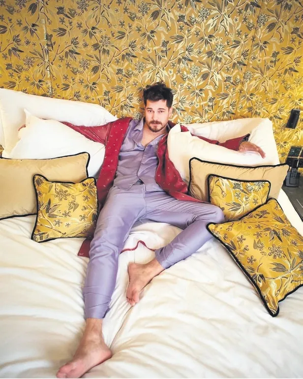 7 yıllık aşkları bitmişti! Duygu Sarışın'dan ayrılan Çağatay Ulusoy, İlkin Tüfekçi ile sarmaş dolaş yakalandı-4