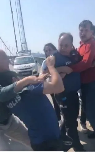 turkiye-isci-partisi-milletvekillerinden-provokasyon-15-temmuz-sehitler-koprusune-gezi-pankarti-astilar-suc-du-1653991726481.jpg Türkiye İşçi Partisi milletvekillerinden provokasyon! 15 Temmuz Şehitler Köprüsü’ne 'Gezi' pankartı astılar... Suç duyurusunda bulunuldu-3