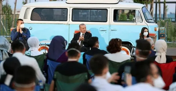 Başkan Recep Tayyip Erdoğan gençlerle buluştu: Ah Yalan Dünya türküsü ve Kafama Sıkar Giderim şarkısına eşlik etti