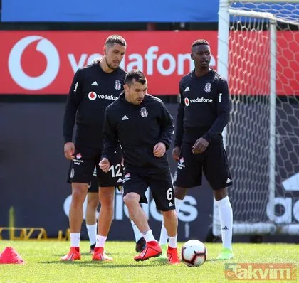 Beşiktaş’ın Çaykur Rizespor kafilesi  belli oldu! Şenol Güneş iki ismi kadroya almadı