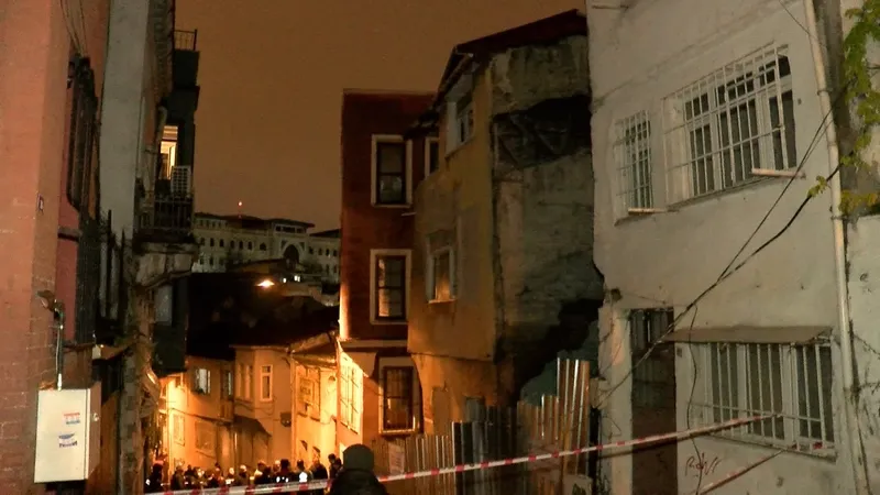 Fatih'te çöken bina Athena Gökhan'ın çıktı (DHA)