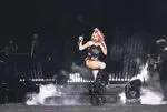 Hande Yener’den sıra dışı sahne! Tarzı ve performansıyla geceye damga vurdu