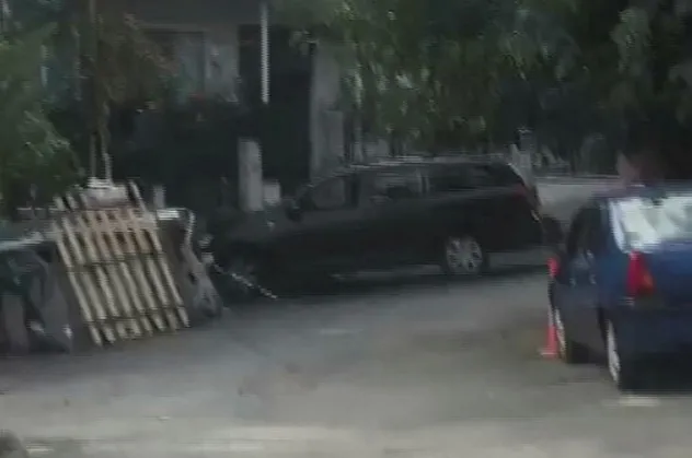 İstanbul'da koca dehşeti! Arabayla eve daldı