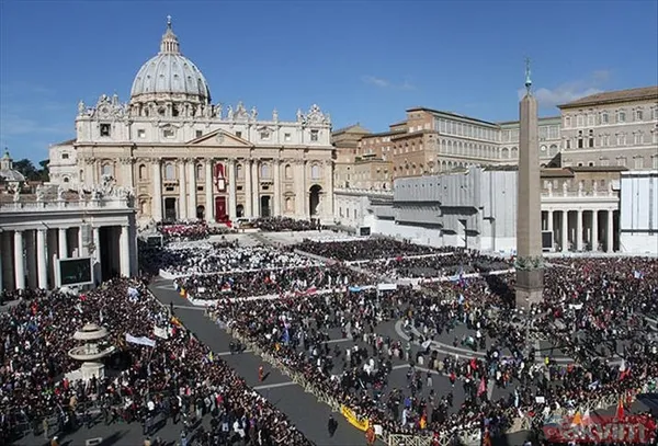 VATİKAN NEREDE? Vatikan, İtalya'nın başkenti Roma'nın içinde yer alan, yüzölçümü çok küçük olan bağımsız bir şehir devletidir. Roma'nın batı yakasında, Tiber...