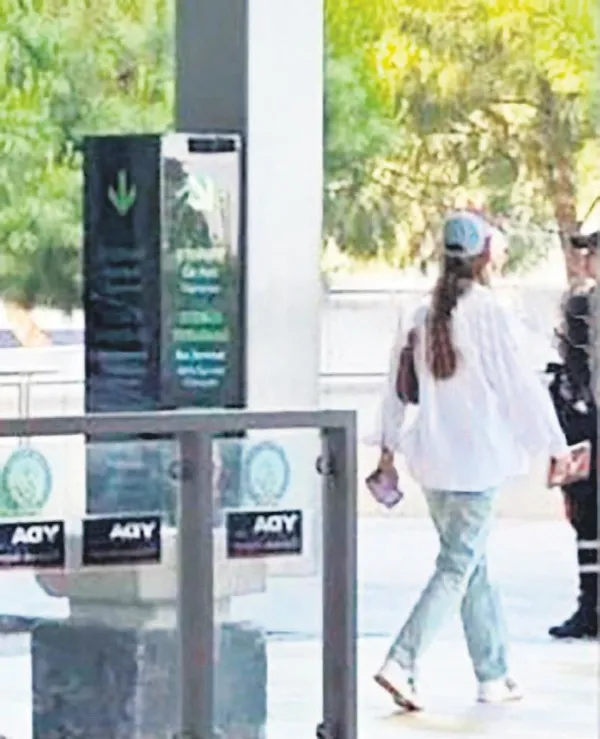 mert-ramazan-demir-ile-afra-saracoglu-fena-yakalandi-cicegi-burnunda-ciftin-tatil-kacamagi-ifsa-oldu-1687207193774.jpeg Mert Ramazan Demir ile Afra Saraçoğlu fena yakalandı! Çiçeği burnunda çiftin tatil kaçamağı ifşa oldu...-3