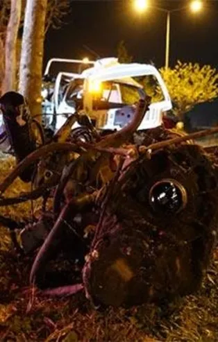 Son dakika: Bursa'da feci kaza! Otomobil bu hale geldi