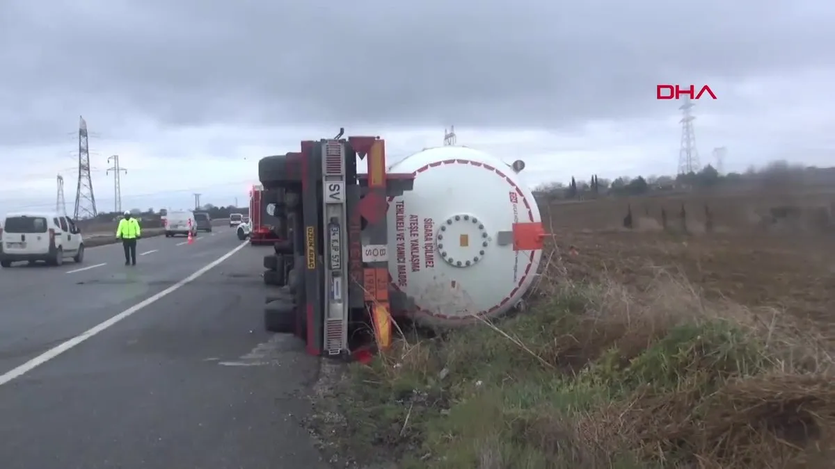 Silivri'de gaz yüklü tanker devrildi: 2 yaralı