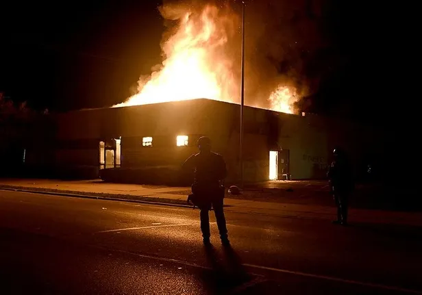 Son dakika: ABD'de siyahi öfke büyüyor: Protestolar sokağa çıkma yasağına rağmen gece boyunca devam etti-2