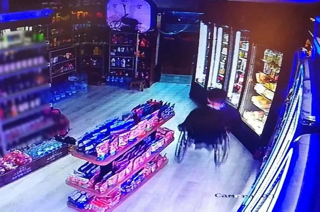 Zeytinburnu'nda hırsızlık! Dükkan sahibi hırsızları tekerlekli sandalyeyle kovaladı
