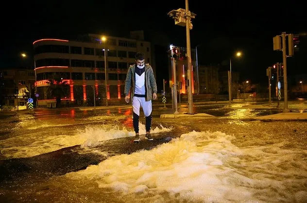 SON DAKİKA: İzmir'de patlayan su borusu caddeleri göle çevirdi