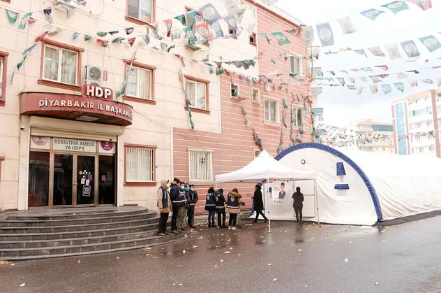 Diyarbakır'daki HDP binası "tadilat gerekçesiyle" boşaltıldı! Evlat nöbetindeki aileler: Nereye giderseniz peşinizdeyiz