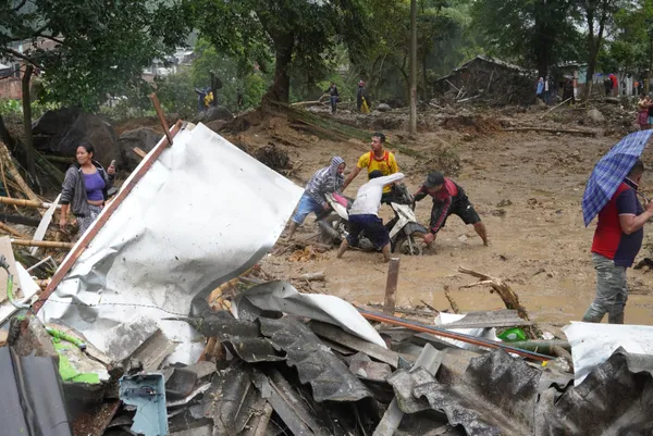 kolombiyada-toprak-kaymasi-sonucu-14-kisi-oldu-1644385664083.jpg Kolombiya'da toprak kayması sonucu 14 kişi öldü-3