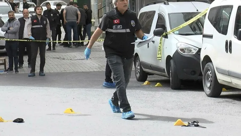 kucukcekmecede-kuyumcu-soygunu-silahlar-patladi-sandalyeyle-yakaladilar-1713961599865.jpeg Küçükçekmece'de kuyumcu soygunu! Silahlar patladı... Sandalyeyle yakaladılar-5