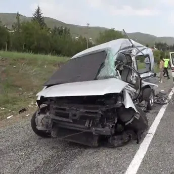 Elazığ’da feci kaza: Ambulans ile hafif ticari araç çarpıştı 2’si polis 6 yaralı