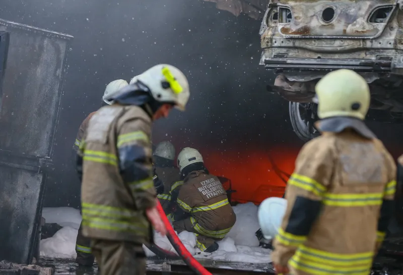 İzmir Çiğli'de korkutan yangın! Madeni yağ deposu alev alev yandı - 4
