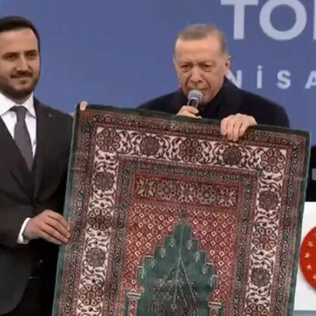 Seccade hediye edilen Erdoğan’dan flaş gönderme