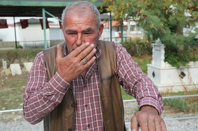 Şehit Cumali Gür'ün mezarının bayrak direğini çaldılar! Baba Gür gözyaşlarına boğuldu: Bunu yapan insan olamaz