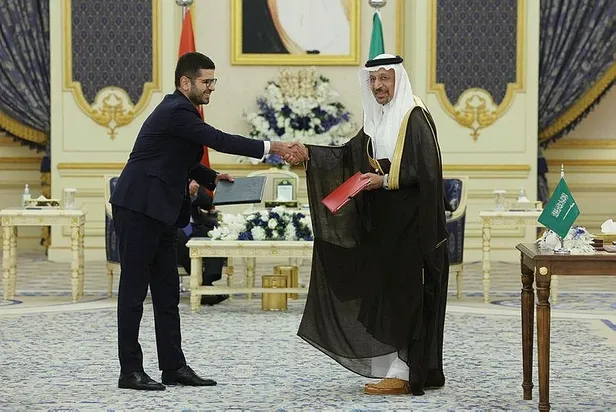 turkiye-ve-suudi-arabsitan-arasinda-dogrudan-yatirim-savunma-sanayii-enerji-savunma-ve-iletisim-alanlarinda-im-1689632389492.jpeg Türkiye ve Suudi Arabistan arasında imzalar atıldı! Haluk Bayraktar açıkladı: Türkiye'den İHA alacaklar-3