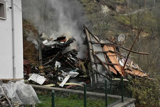 Ordu'da heyelan! Yıkılan evin altında kalmaktan saniyelerle kurtuldular-4