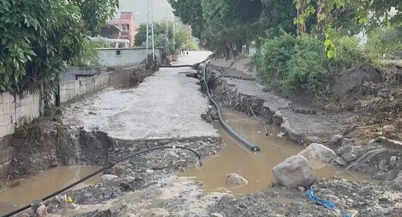 Hatay’da heyelanın kapattığı otoyolda ulaşım durdu. (İHA)