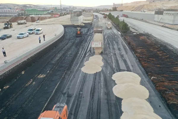 atik-havuzunun-camur-deryasina-donusturdugu-otoyol-temizlendi-1659159925469.jpg Atık havuzunun çamur deryasına dönüştürdüğü otoyol temizlendi-3