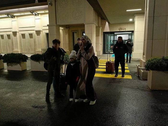 turkiye-vatandaslarinin-yaninda-gazzeden-misira-tahliye-edilen-130-kisilik-kafile-istanbula-indi-1701743338413.jpeg Türkiye vatandaşlarının yanında! Gazze'den Mısır'a tahliye edilen 130 kişilik kafile, İstanbul'a indi-2