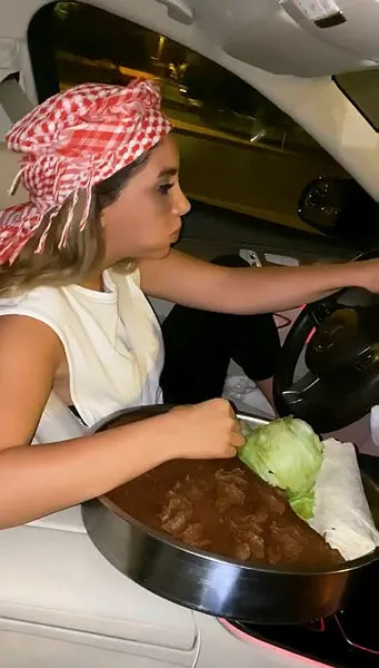 trafikte-cig-kofte-yiyerek-ve-tespih-sallayarak-otomobil-kullanmaya-calisan-surucu-kadin-yakalandi-1599506486253.jpg İstanbul trafiğinde, çiğ köfte yerken tespih sallayarak otomobil kullanmaya çalışan kadın maganda yakalandı-3