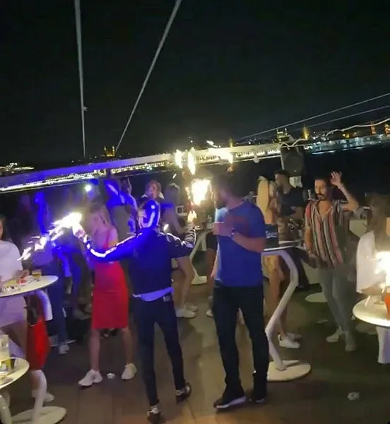 Son dakika: İstanbul Boğazı'nda pes dedirten görüntü! Koronavirüsü hiçe saydılar-5