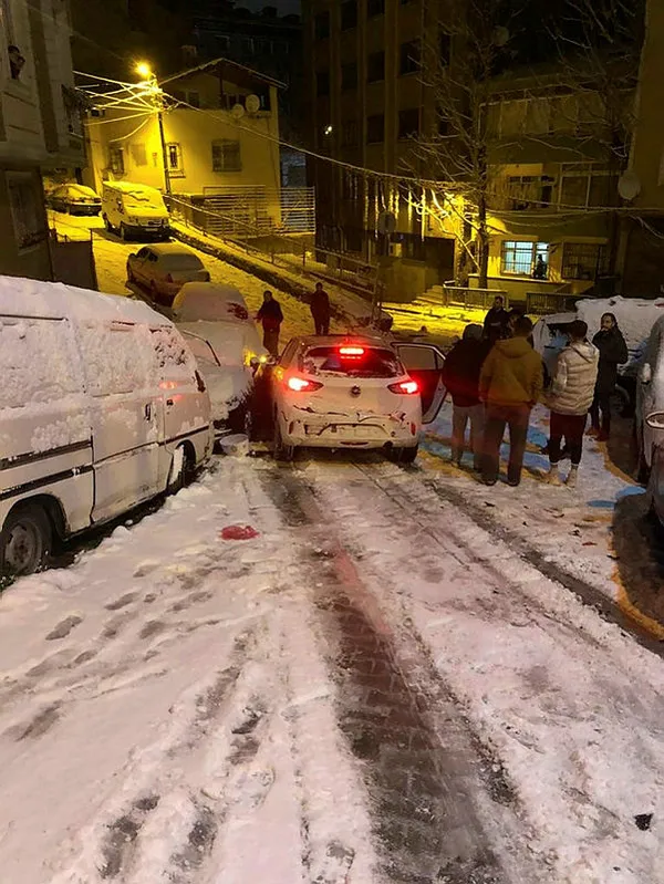istanbul-kar-bitti-cilesi-bitmedi-sokak-aralarinda-vatandaslar-zor-anlar-yasiyor-1643267437758.jpg Son dakika: İstanbul'da kar bitti çilesi bitmedi! Sokak aralarında vatandaşlar zor anlar yaşıyor-6