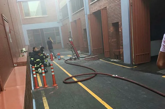 İzmit'te fabrika yangını! 10 işçi dumandan etkilendi