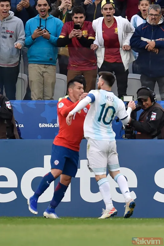 Messi ve Medel fena kapıştı! Kırmızı kartlar havada uçuştu - 3