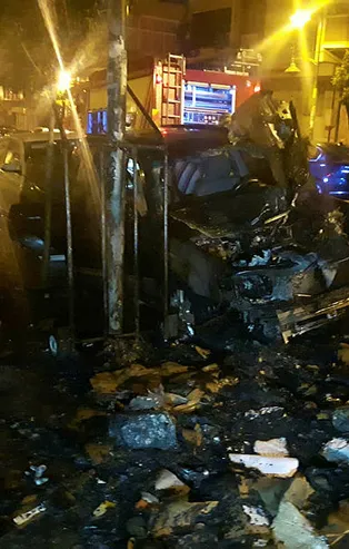 Yanan otomobilini görünce gözyaşlarına boğuldu