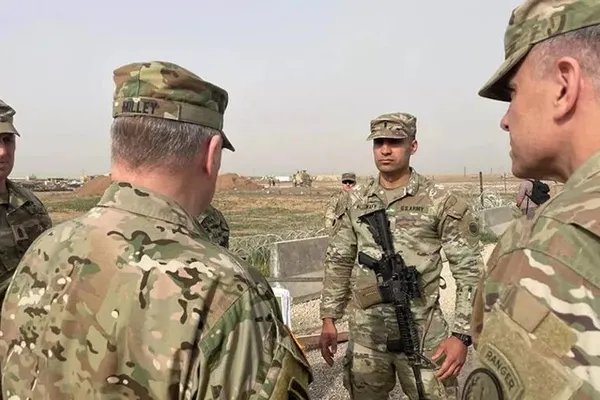 abd-ordusunun-sitesinden-yayinlandi-amerikali-komutanlar-ypgli-teroristlerle-nevruz-halayi-cekti-1679657262209.jpg