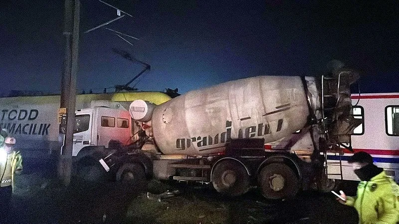 tekirdagda-yolcu-treni-beton-mikserine-carpti-bolgeye-cok-sayida-ekip-sevk-edildi-1706390292790.jpeg Tekirdağ'da yolcu treni beton mikserine çarptı! Bölgeye çok sayıda ekip sevk edildi-2