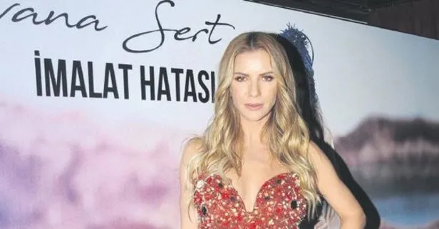 Unlu Modaci Ivana Sert Sarkiciliga Soyundu Takvim