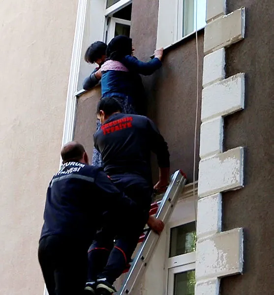 hayirli-evlat-pencereden-atlamak-isteyen-annesini-son-anda-yakaladi-1632908223185.jpg