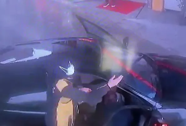 istanbul-sultanbeylide-esinin-hastaneye-yetistirmeye-calistigi-hamile-kadin-akaryakit-istasyonunda-dogurdu-1618988344280.jpg İstanbul Sultanbeyli'de eşinin hastaneye yetiştirmeye çalıştığı hamile kadın akaryakıt istasyonunda doğurdu-2