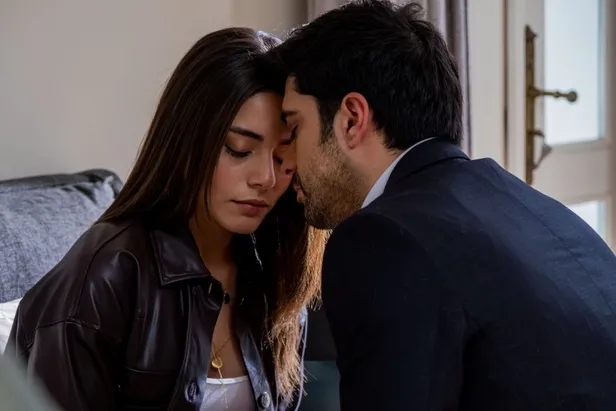 kizilcik-serbetinde-yasak-iliski-aileleri-ikiye-boluyor-omer-ve-kivilcim-aski-ortaliga-sacildi-esimin-annesind-1677177932026.jpg Kızılcık Şerbeti'nde yasak ilişki aileleri ikiye bölüyor! Ömer ve Kıvılcım aşkı ortalığa saçıldı! "Eşimin annesinden başka kadın mı yoktu?"-4