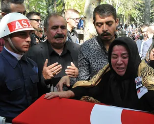 Şehit annesi yürekleri dağladı ’Bu senin damatlığın!’