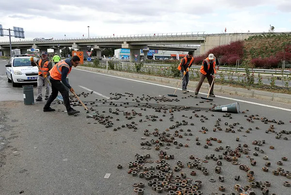 tirdan-yola-sacilan-somunlar-faciaya-davetiye-cikardi-1603288298596.jpg Tırdan yola saçılan somunlar faciaya davetiye çıkardı-2