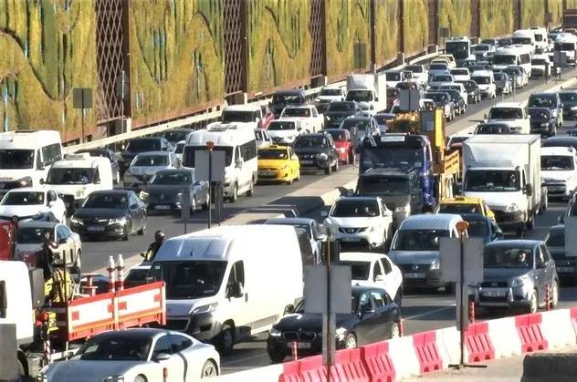 Maltepe’de bitmeyen yol çalışması trafiği kitledi! Vatandaş isyan etti: Mağdur oluyoruz