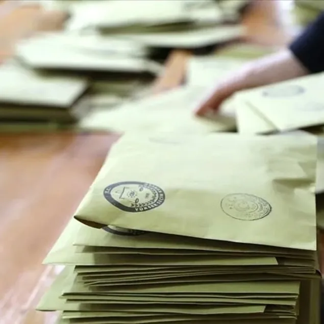 Ağabeyinin yerine oy kullanmak isterken yakalandı