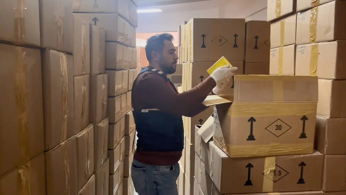 Bayrampaşa'da sahte parfüm operasyonu: 2 imalathanede 120 bin şişelik üretime suçüstü