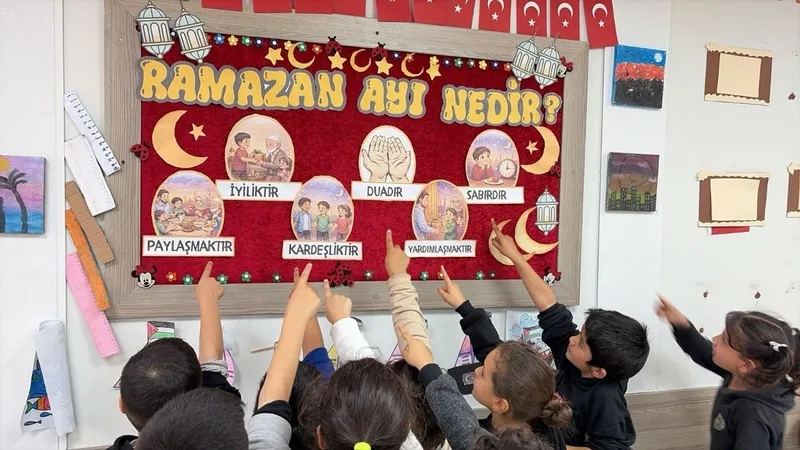 Maarifin Kalbinde Ramazan: Öğrenciler davul çalıp mani okudu koridorlar hilal ve yıldız figürleriyle süslendi-11